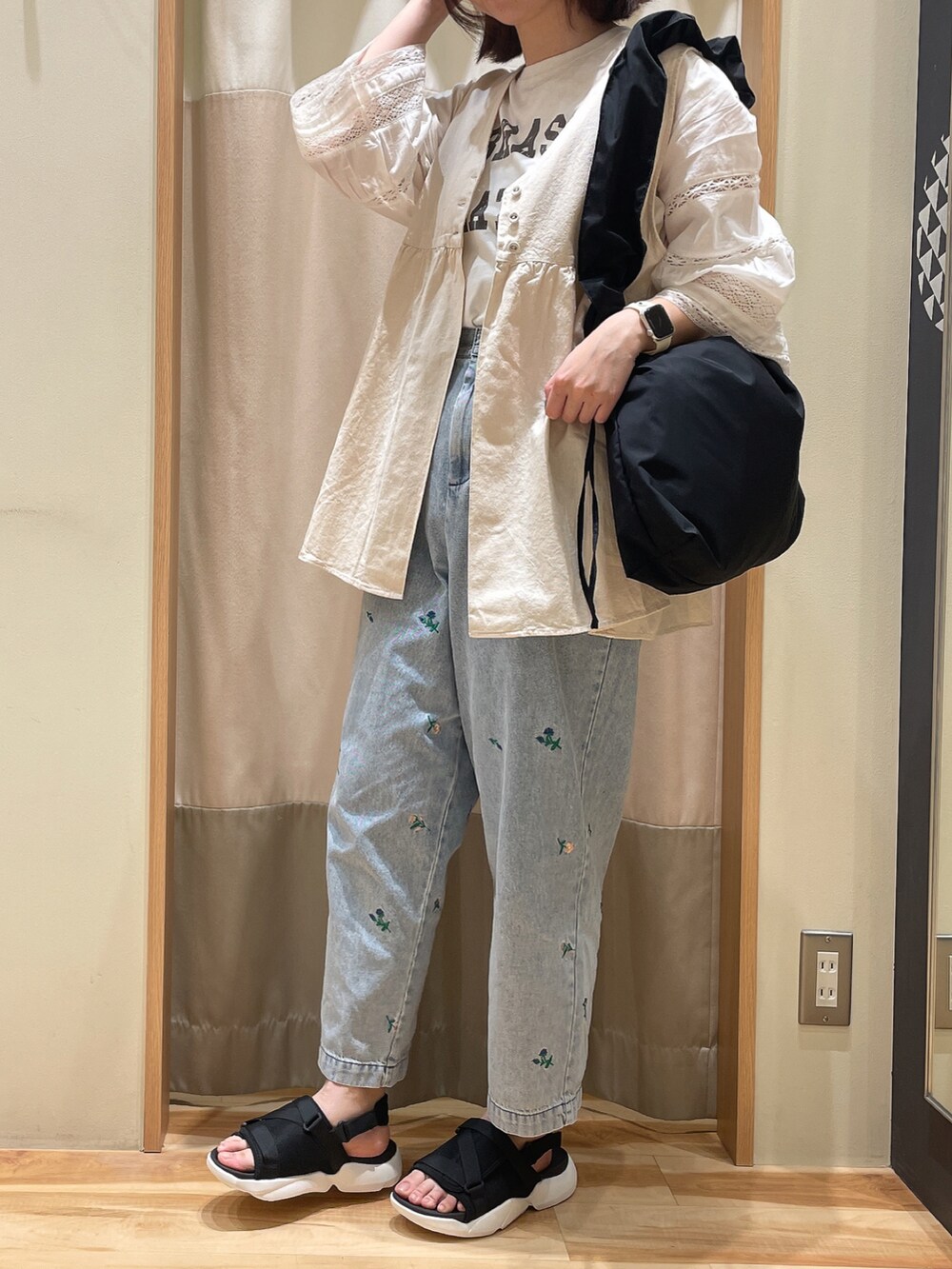 「ロゴT、サマンサ モスモス(Samansa Mos2)、夏ファッション、夏服、着回しコーデ」｜「Samansa Mos2の袖レース切替プリントカットソー（Tシャツ/カットソー、ホワイト系）」を使った、もももさん（レディース・165cm）の夏コーディネートの2枚目の写真