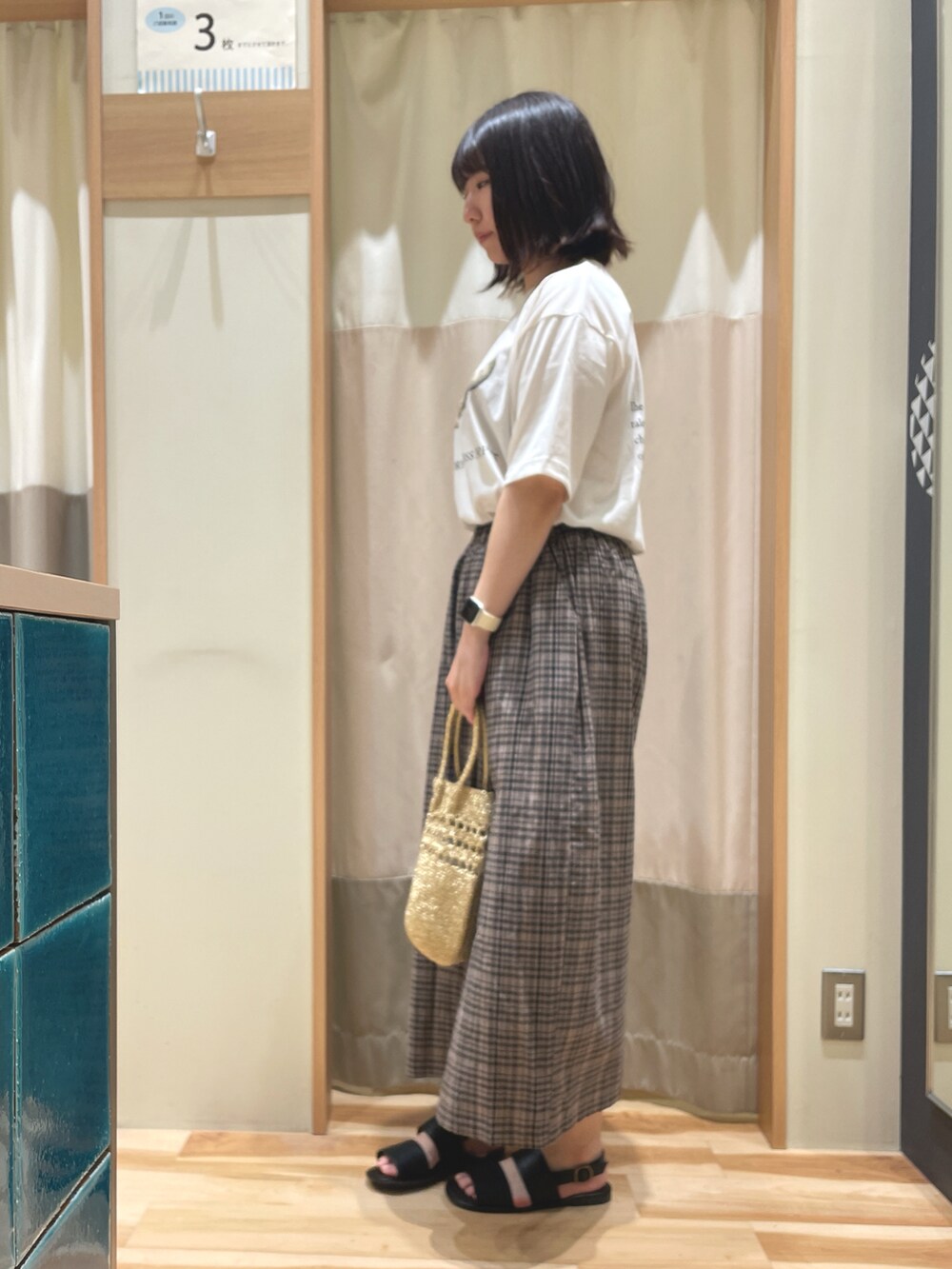 「ゆるコーデ、サマンサ モスモス(Samansa Mos2)、Samansa Mos2、SM2、Tシャツ、ラクチンコーデ」｜「Samansa Mos2の【S/XLサイズ WEB限定】ダブルベルトサンダル（サンダル、ブラック系）」を使った、もももさん（レディース・165cm）の春コーディネートの2枚目の写真