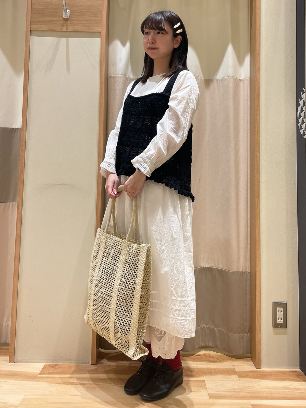 「春のNewスタイル、ビスチェ、春服、サマンサ モスモス(Samansa Mos2)、Samansa Mos2、SM2、ペーパーバッグ、レースアップシューズ、ワンピース、ワントーンコーデ、ペチパンツ、レース、レースワンピース」｜「Samansa Mos2の透かしペーパートートバッグ（ハンドバッグ、ホワイト系）」を使った、もももさん（レディース・165cm）の春コーディネートの3枚目の写真