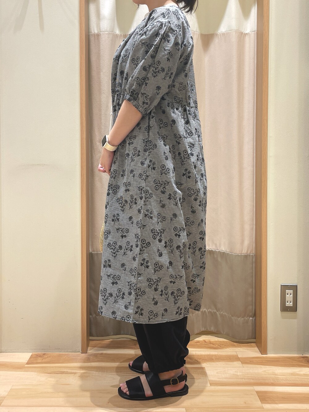 「おでかけコーデ、夏コーデ、オトナカワイイ、夏服、刺繍、サマンサ モスモス(Samansa Mos2)、Samansa Mos2、SM2、ブラック、パフスリーブ」｜「Samansa Mos2のメタリックトートバッグ（ハンドバッグ、ゴールド系）」を使った、もももさん（レディース・165cm）の春コーディネートの4枚目の写真