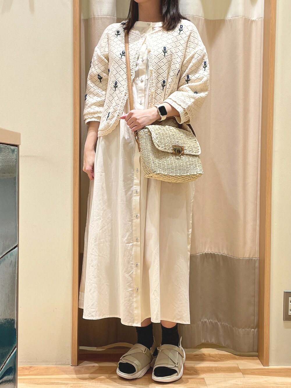 「サマンサ モスモス(Samansa Mos2)、SM2、Samansa Mos2、着回しコーデ、ワンピース、ホワイト、ナチュラル」｜「Samansa Mos2の【Sサイズ / WEB限定】レースベストSET前後着ワンピース（ワンピース、ホワイト系）」を使った、もももさん（レディース・165cm）の春コーディネートの2枚目の写真