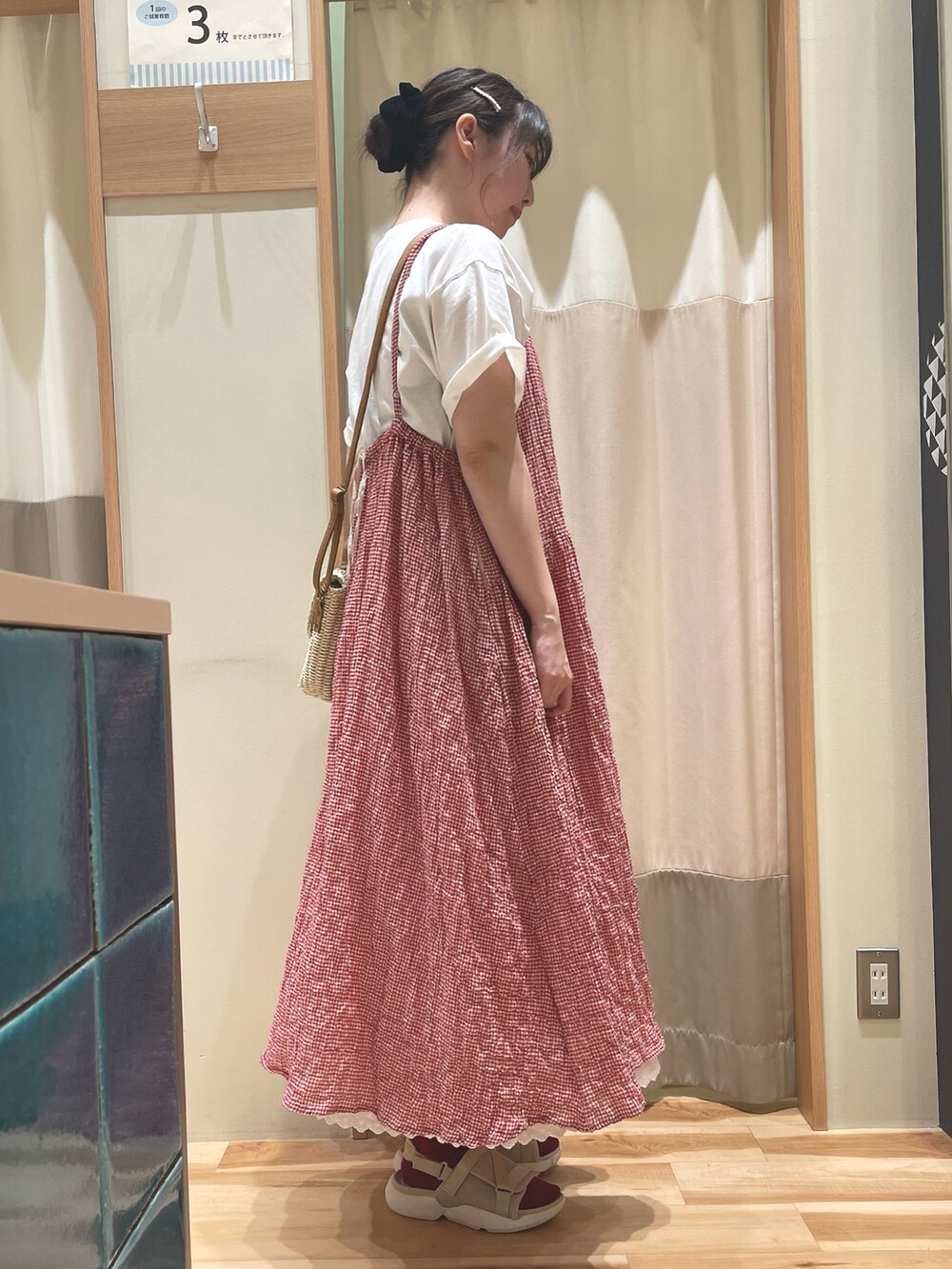 「ゆべし×SamansaMos2、ゆべしコラボ、サマンサ モスモス(Samansa Mos2)、Samansa Mos2、SM2、キャミワンピ、Tシャツ、夏コーデ、ギンガムチェック、ロゴ刺繍、スカート、サンダル」｜「Samansa Mos2の【S/XLサイズ WEB限定】メッシュベルトスポーツサンダル（サンダル、ベージュ系）」を使った、もももさん（レディース・165cm）の春コーディネートの2枚目の写真