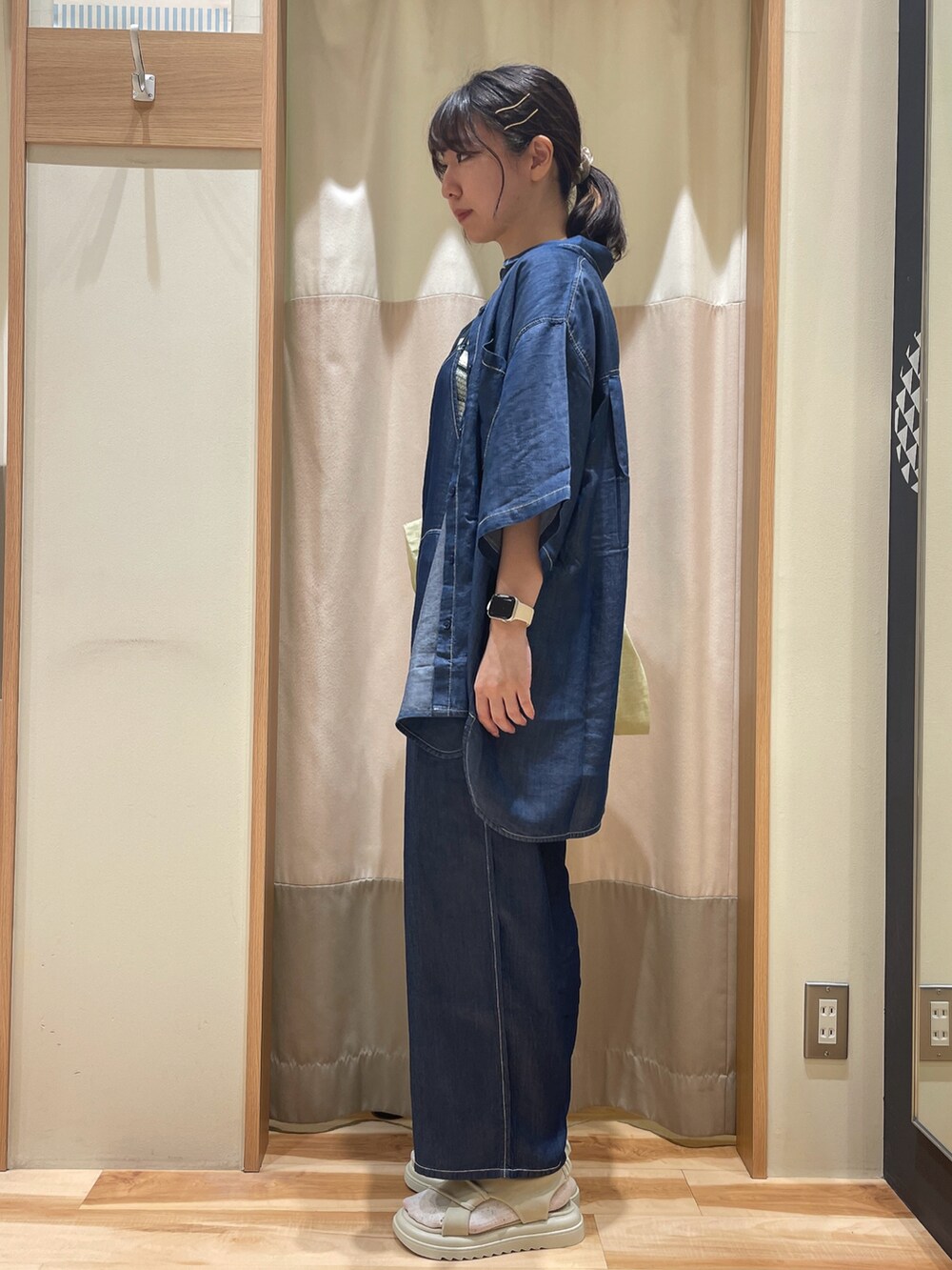 「大人カジュアル、オトナカジュアル、シンプルコーデ、リラックススタイル、サマンサモスモスブルー、デニム、デニムシャツ、サンダル、Samansa Mos2 blue、セットアップ」｜「Samansa Mos2 blueのアイテム（シューズ、ホワイト系）」を使った、もももさん（レディース・165cm）の春コーディネートの2枚目の写真