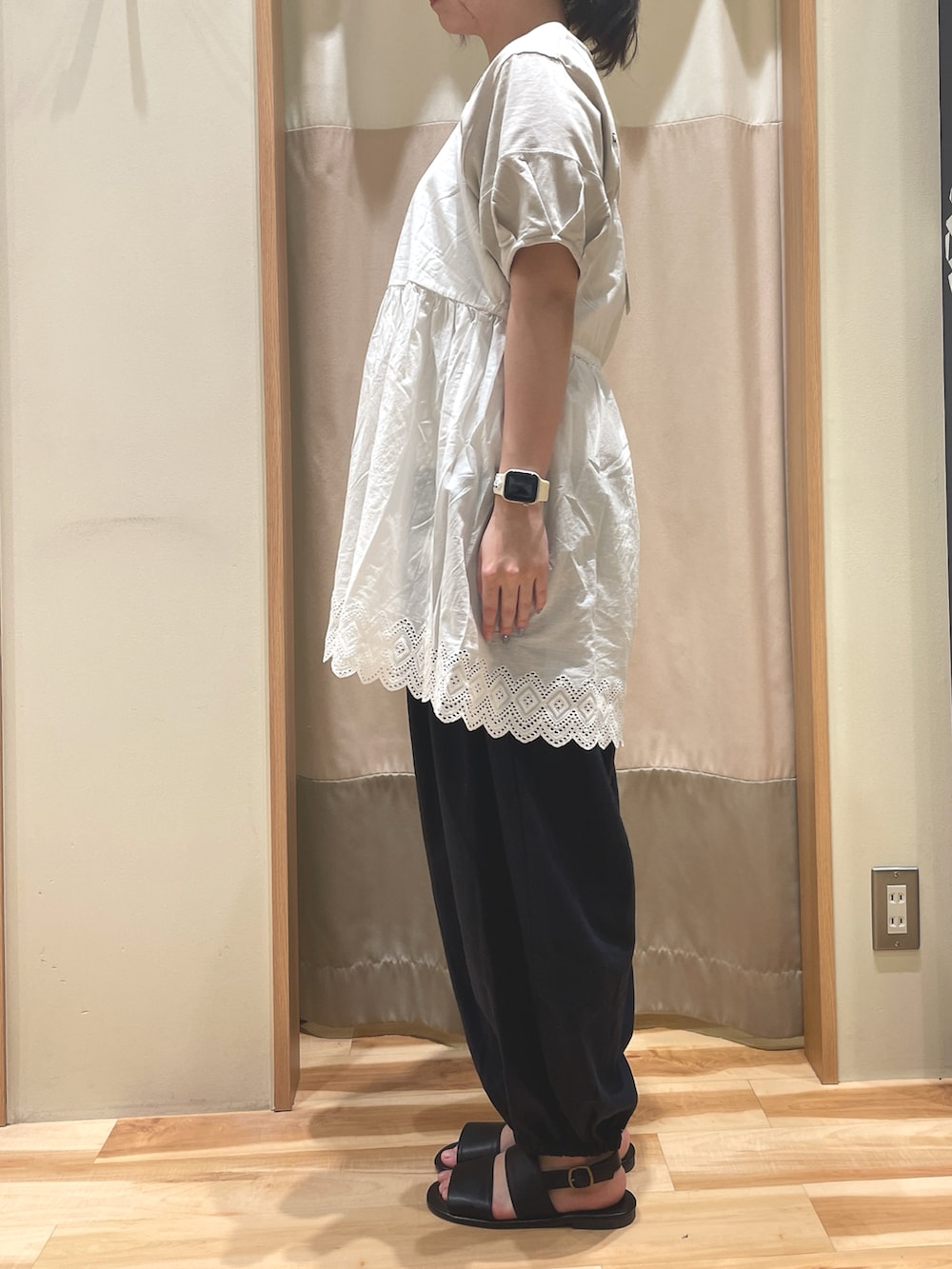 「フリル、サマンサ モスモス(Samansa Mos2)、Samansa Mos2、SM2、キャミチュニック、夏コーデ」｜「Samansa Mos2の【S/XLサイズ WEB限定】ダブルベルトサンダル（サンダル、ブラック系）」を使った、もももさん（レディース・165cm）の春コーディネートの2枚目の写真