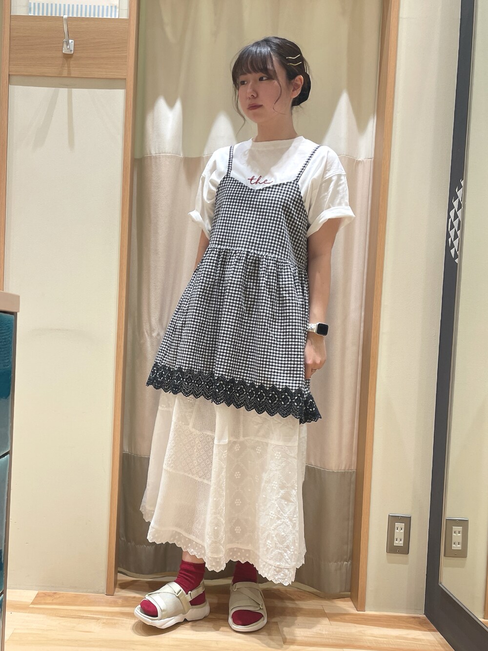 「春夏コーデ、スカートスタイル、ギンガムチェック、Tシャツ、Samansa Mos2、SM2、サマンサ モスモス(Samansa Mos2)」｜「Samansa Mos2の裾スカラップ刺繍キャミチュニック（シャツ/ブラウス、グレー系）」を使った、もももさん（レディース・165cm）の春コーディネートの2枚目の写真