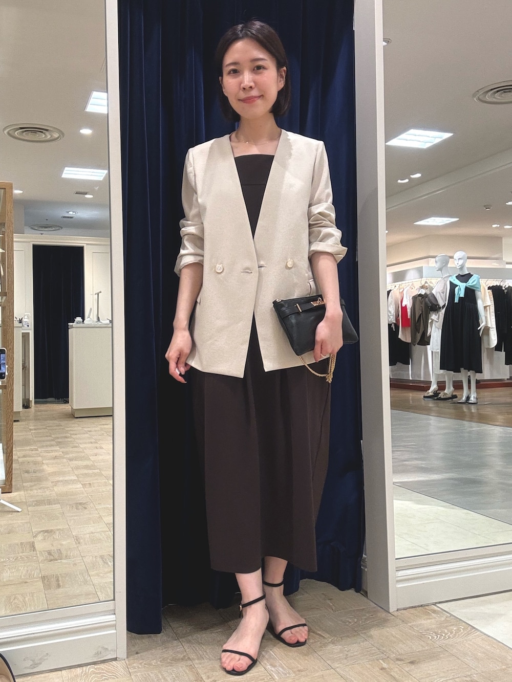 「きれいめカジュアル、さらっと晴れやかスナップ、オトナカジュアル、夏ファッション、楽チンコーデ、春夏コーデ、ジャケット、ジャケットスタイル、ジャケットコーデ、ノーカラージャケット、ワンピース、ワンピーススタイル、きれいめコーディネート」｜「NOLLEY’Sのアクティブ コクーンワンピース（ワンピース、ブラウン系）」を使った、 nolleys   sugimo  さん（レディース・159cm）の夏コーディネートの2枚目の写真