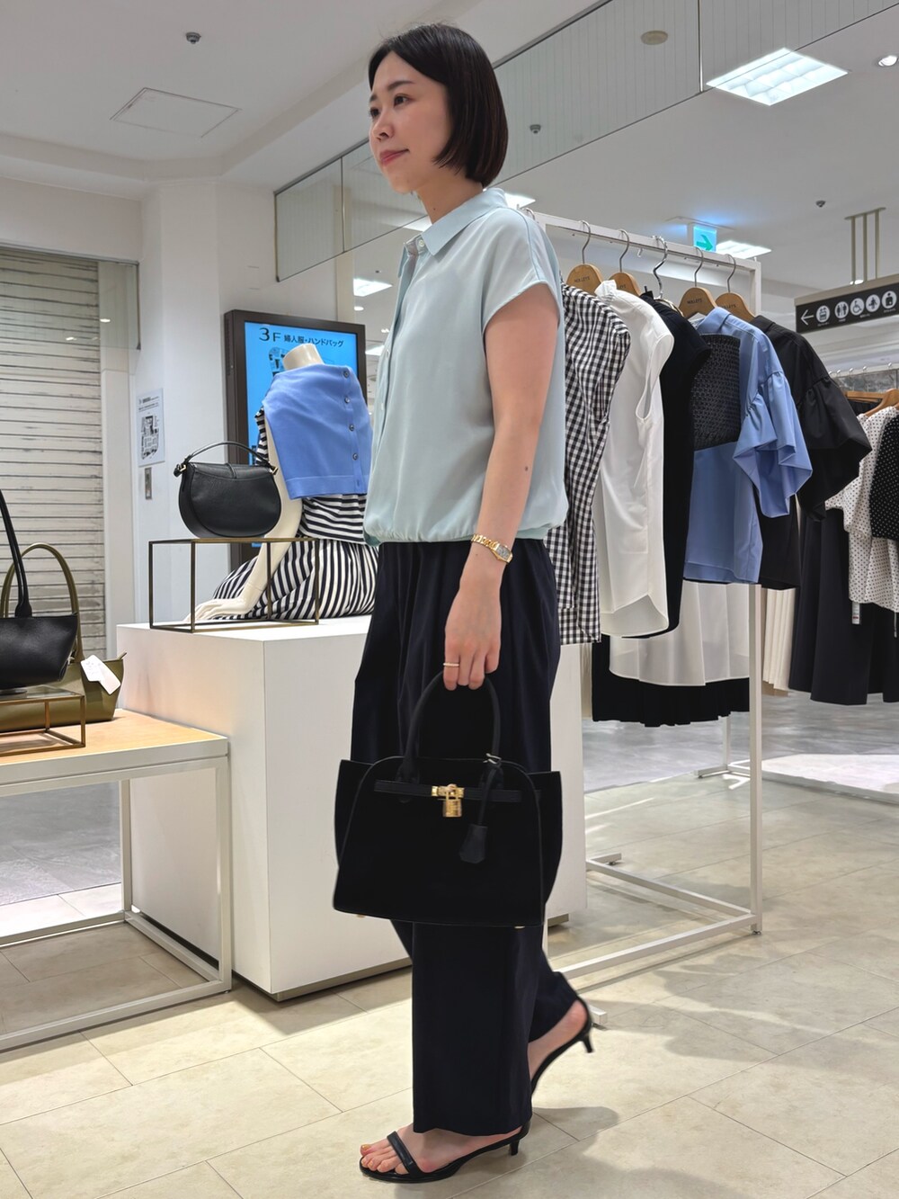 グリーン系のシャツ/ブラウス、ブルー系のその他パンツ、ブラウン系のトートバッグを着用したレディースの夏コーディネートの3枚目の写真