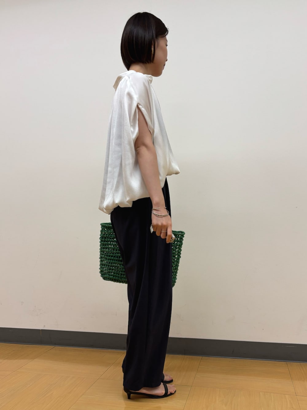 グリーン系のかごバッグ、ブルー系のその他パンツ、ホワイト系のシャツ/ブラウスを着用したレディースの夏コーディネートの3枚目の写真