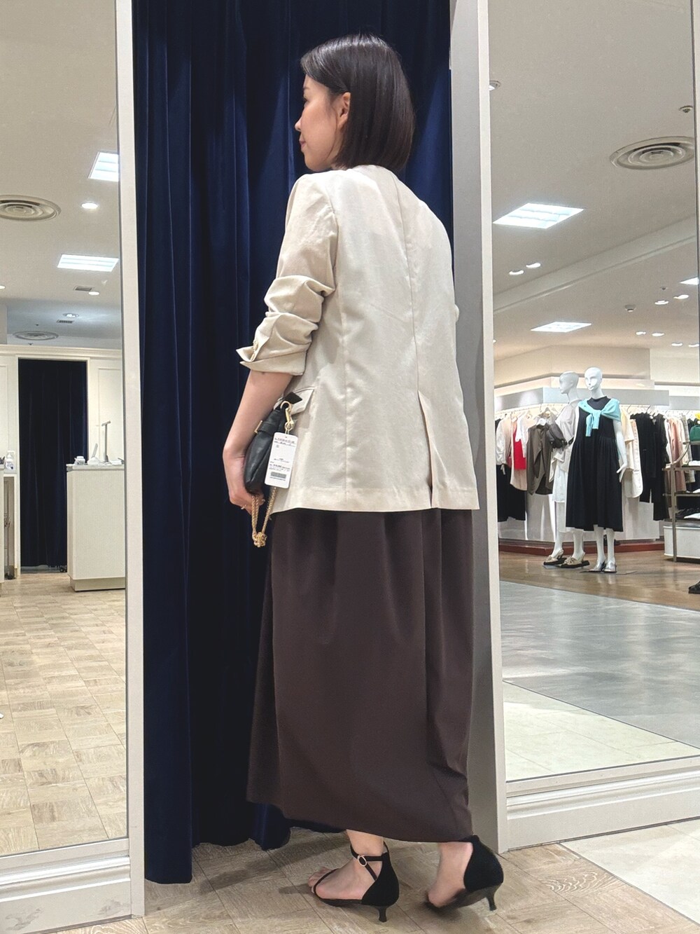 「きれいめカジュアル、さらっと晴れやかスナップ、オトナカジュアル、夏ファッション、楽チンコーデ、春夏コーデ、ジャケット、ジャケットスタイル、ジャケットコーデ、ノーカラージャケット、ワンピース、ワンピーススタイル、きれいめコーディネート」｜「NOLLEY’Sのアクティブ コクーンワンピース（ワンピース、ブラウン系）」を使った、 nolleys   sugimo  さん（レディース・159cm）の夏コーディネートの3枚目の写真