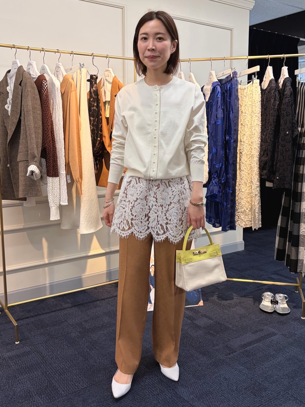 ホワイト系のカーディガン/ボレロ、ホワイト系のキャミソール、イエロー系のその他パンツを着用したレディースの冬コーディネートの2枚目の写真