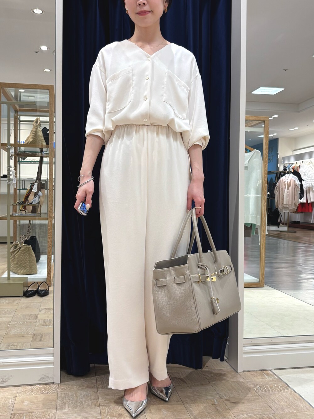 ホワイト系のシャツ/ブラウス、ホワイト系のその他パンツ、ベージュ系のトートバッグを着用したレディースの春コーディネートの6枚目の写真