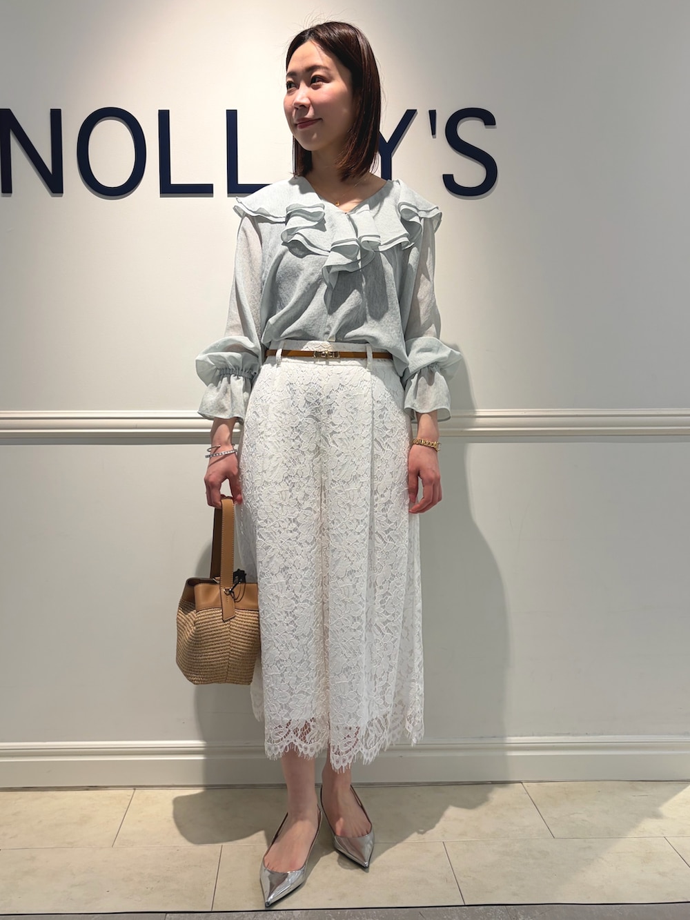 グリーン系のシャツ/ブラウス、ホワイト系のその他パンツ、ベージュ系のショルダーバッグを着用したレディースの冬コーディネートの4枚目の写真