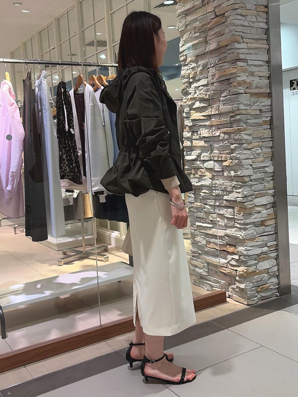 ホワイト系のスカート、イエロー系のショルダーバッグ、ベージュ系のカーディガン/ボレロを着用したレディースの春コーディネートの3枚目の写真