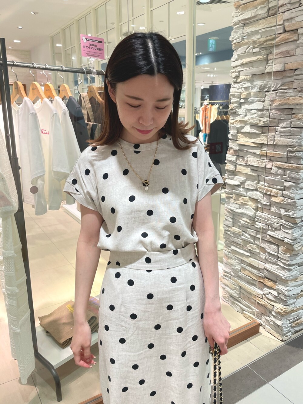 ブラック系のサンダル、ベージュ系のスカート、ブラック系のシャツ/ブラウスを着用したレディースの夏コーディネートの4枚目の写真