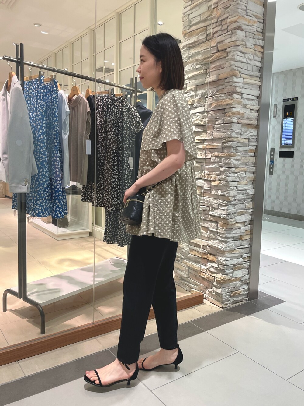 ベージュ系のシャツ/ブラウス、ブラック系のその他パンツ、ブラック系のサンダルを着用したレディースの夏コーディネートの3枚目の写真