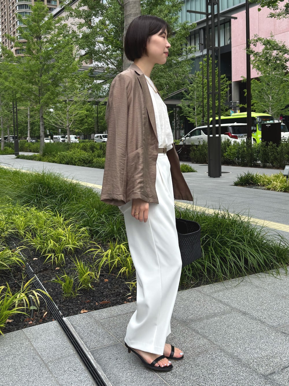 ホワイト系のその他パンツ、ブラック系のかごバッグ、ホワイト系のシャツ/ブラウスを着用したレディースの夏コーディネートの4枚目の写真