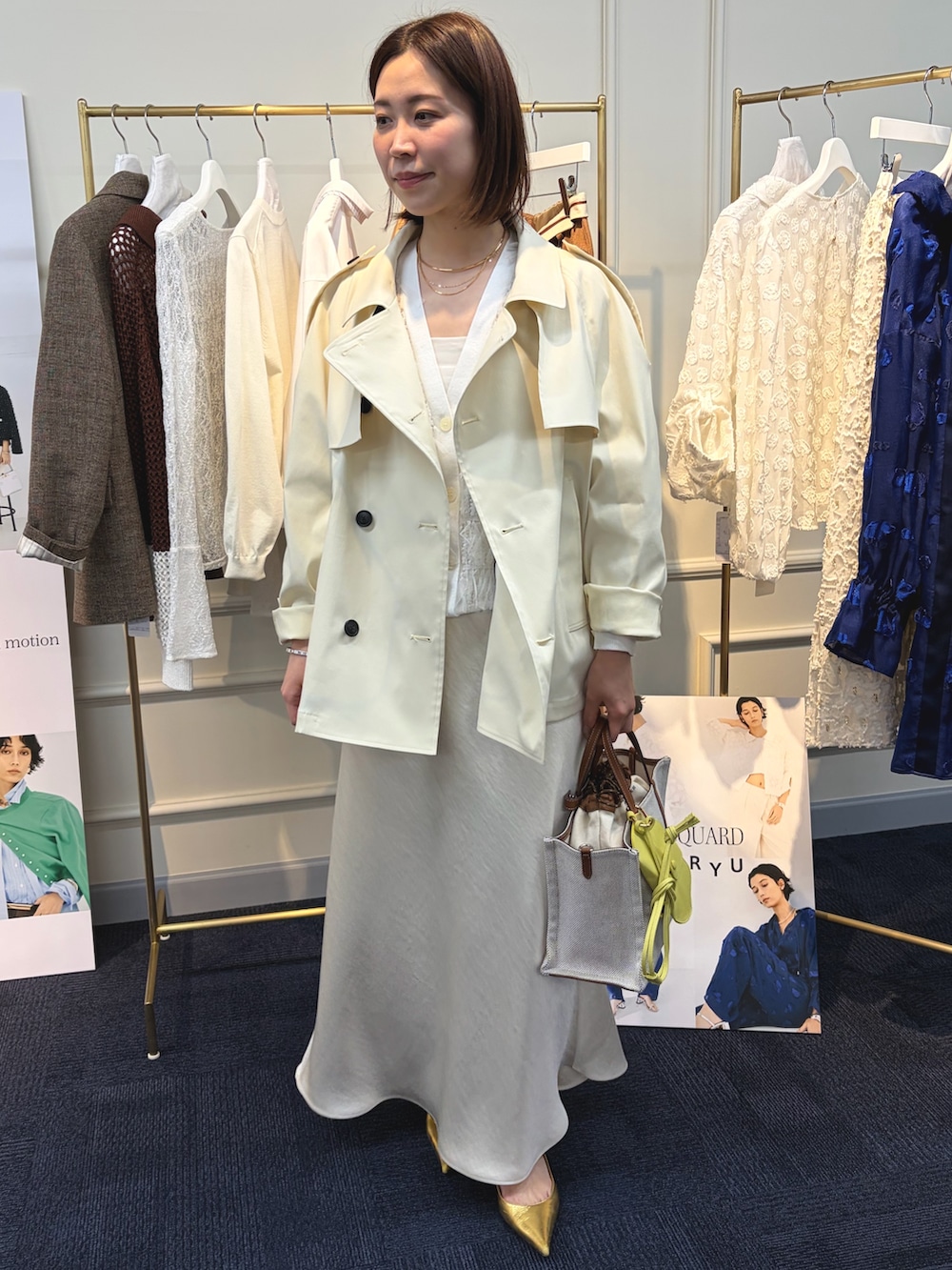 ホワイト系のスカート、ホワイト系のブルゾン、ホワイト系のカーディガン/ボレロを着用したレディースの冬コーディネートの5枚目の写真