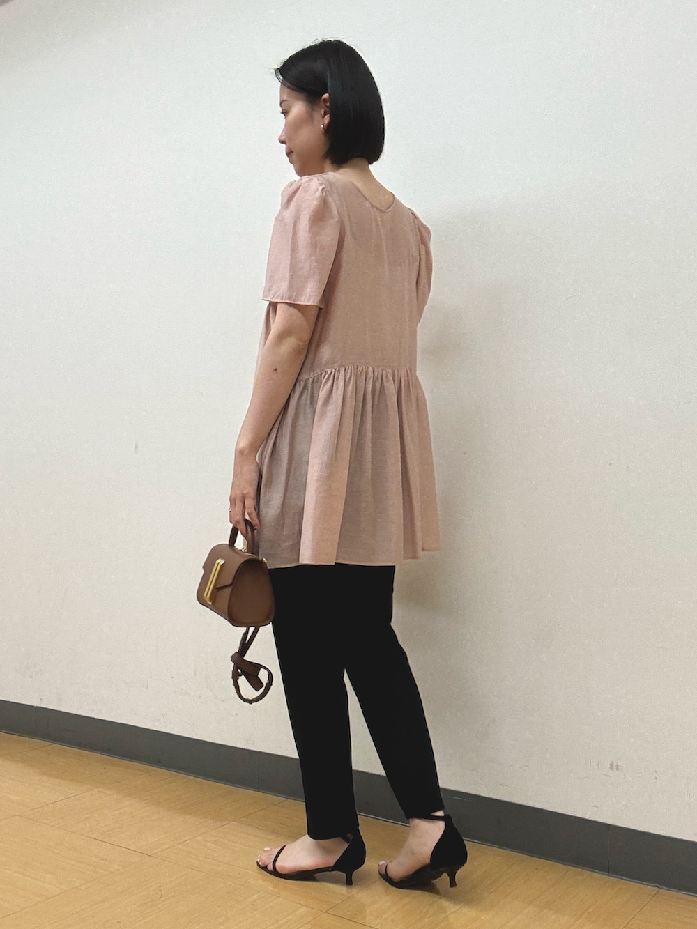 ピンク系のシャツ/ブラウス、ブラック系のハンドバッグ、ブルー系のその他パンツを着用したレディースの春コーディネートの3枚目の写真