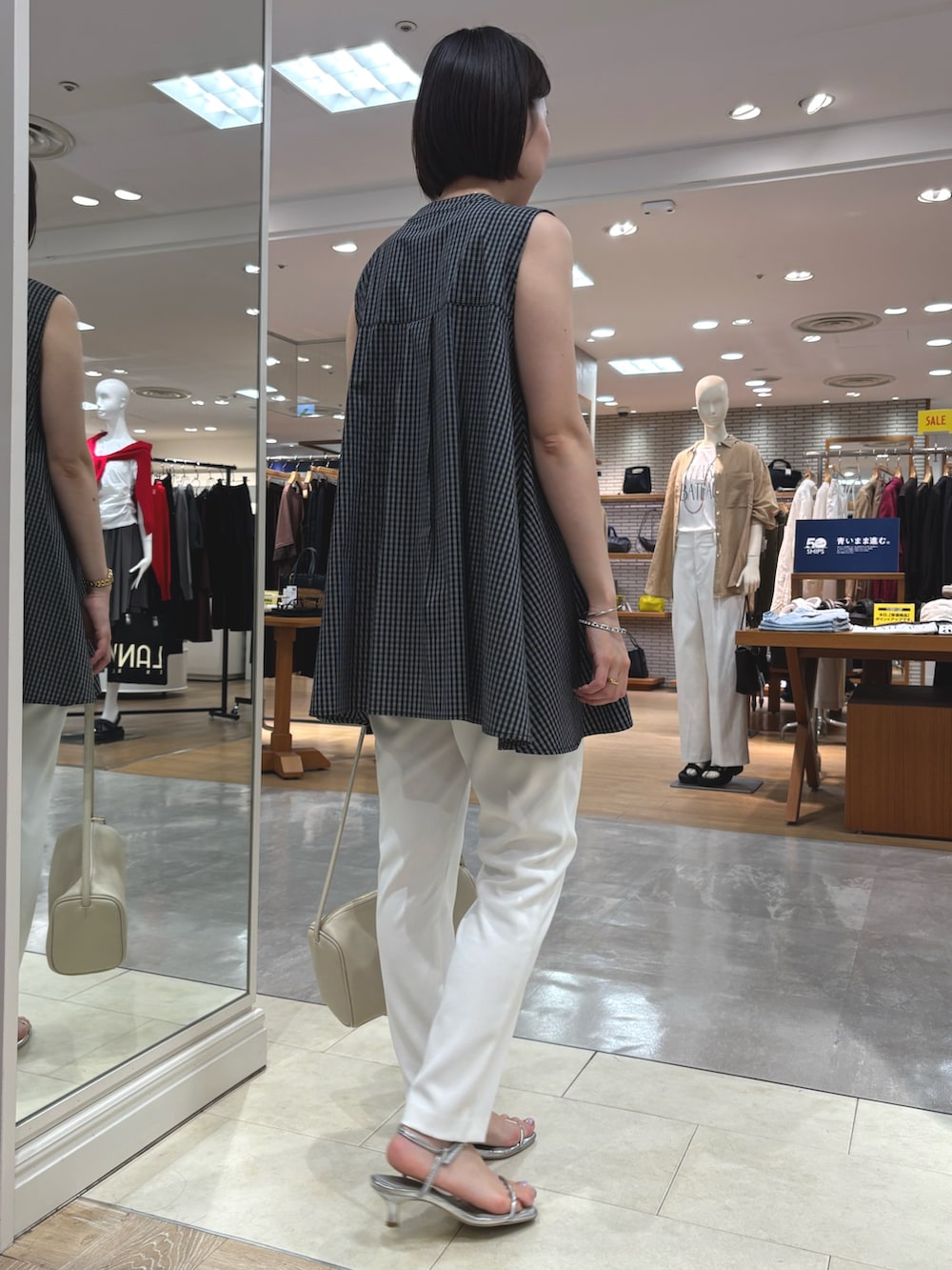 ブラック系のシャツ/ブラウス、ホワイト系のその他パンツ、ホワイト系のショルダーバッグを着用したレディースの夏コーディネートの3枚目の写真