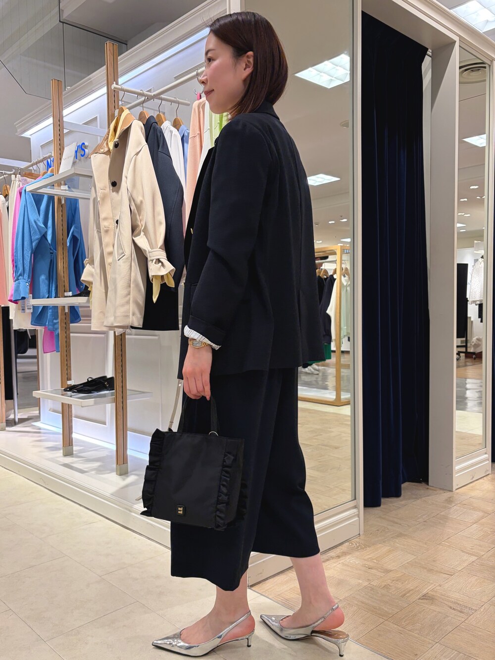 ブルー系のテーラードジャケット、ブルー系のその他パンツ、ホワイト系のシャツ/ブラウスを着用したレディースの春コーディネートの4枚目の写真