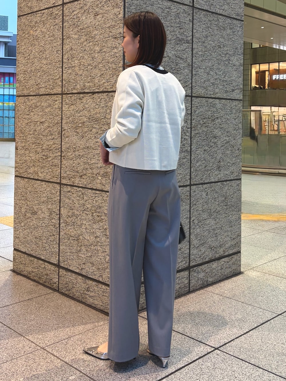 グレー系のその他パンツ、ブルー系のシャツ/ブラウス、ホワイト系のカーディガン/ボレロを着用したレディースの春コーディネートの4枚目の写真