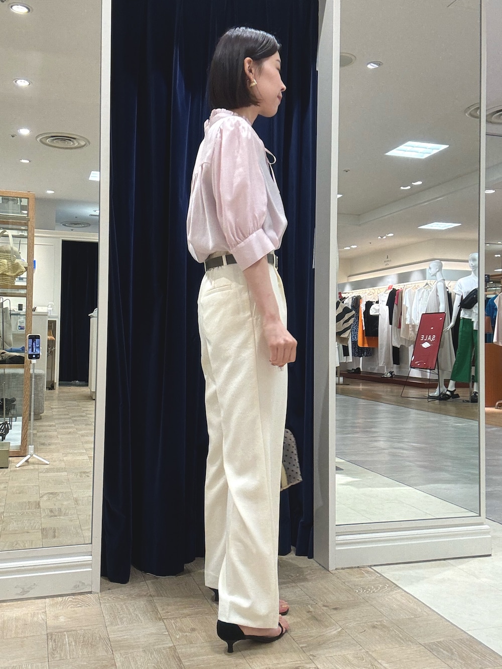 ホワイト系のその他パンツ、ベージュ系のトートバッグ、ピンク系のシャツ/ブラウスを着用したレディースの夏コーディネートの4枚目の写真