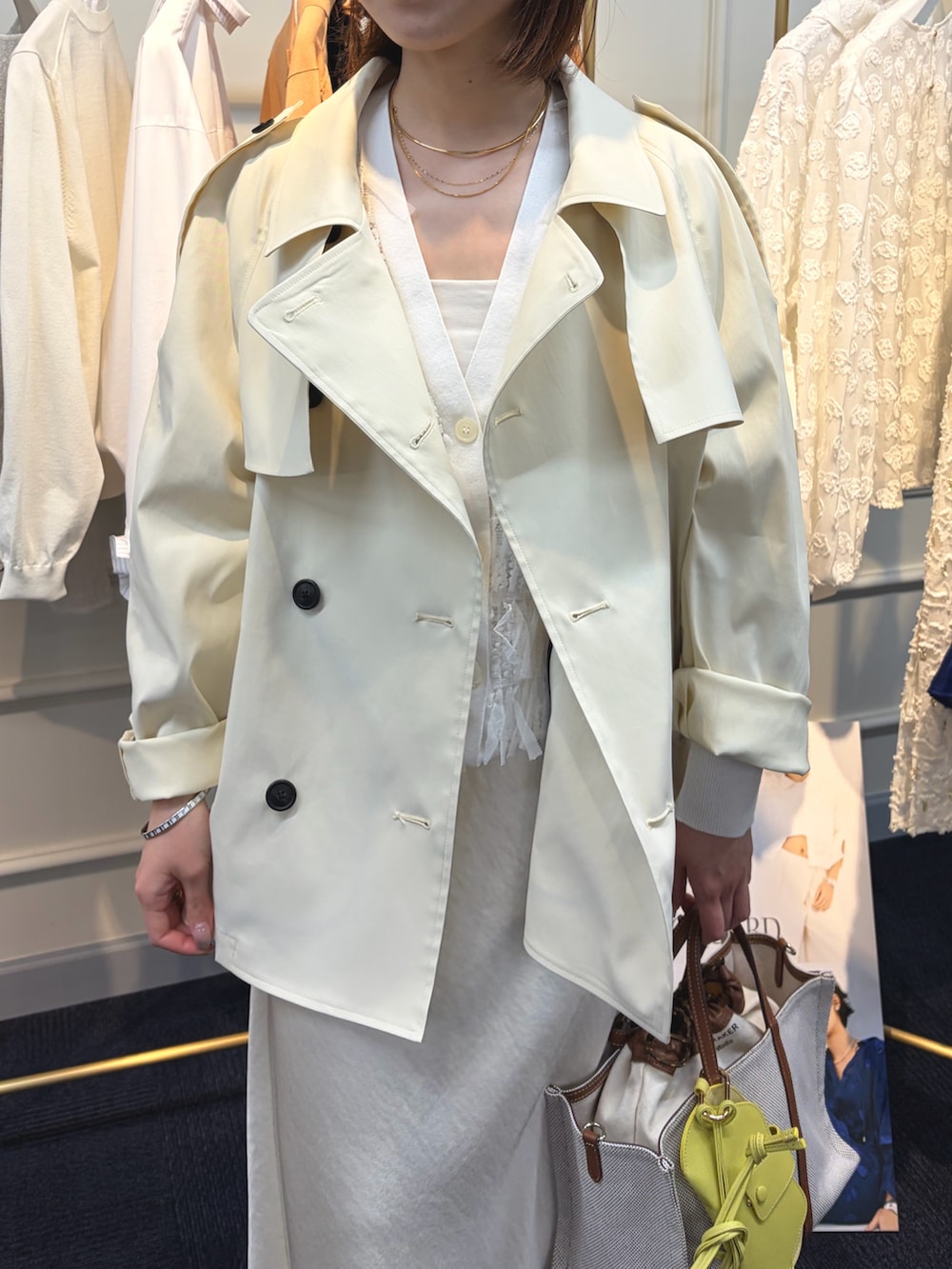 ホワイト系のスカート、ホワイト系のブルゾン、ホワイト系のカーディガン/ボレロを着用したレディースの冬コーディネートの6枚目の写真