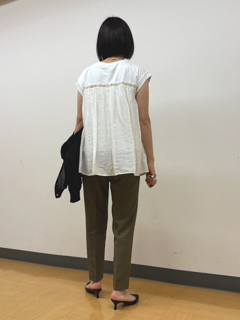 ホワイト系のTシャツ/カットソー、ブラック系のカーディガン/ボレロ、グリーン系のその他パンツを着用したレディースの夏コーディネートの4枚目の写真