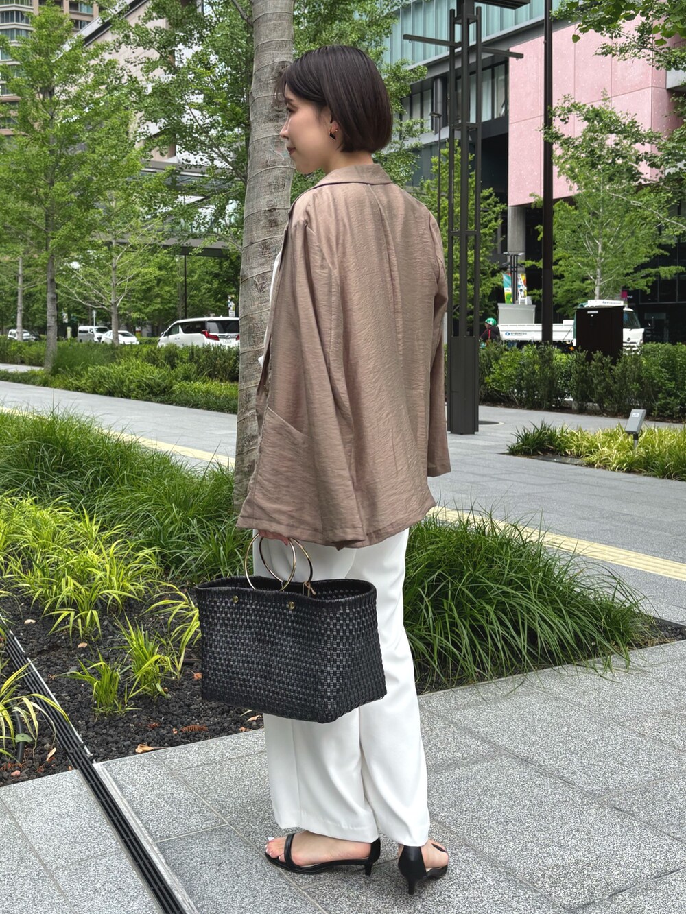 ホワイト系のその他パンツ、ブラック系のかごバッグ、ホワイト系のシャツ/ブラウスを着用したレディースの夏コーディネートの5枚目の写真