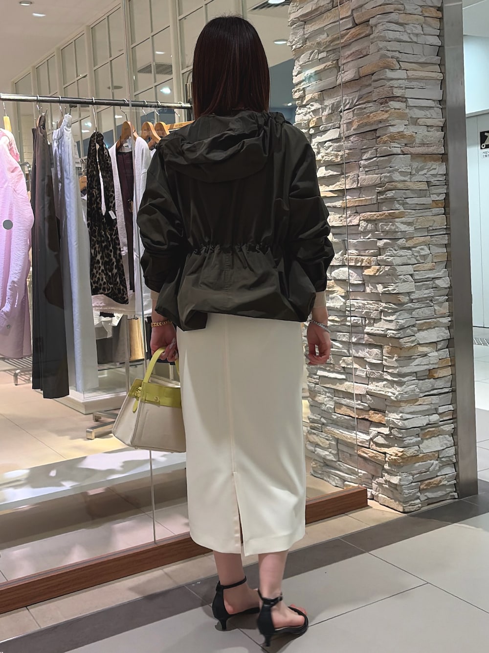 ホワイト系のスカート、イエロー系のショルダーバッグ、ベージュ系のカーディガン/ボレロを着用したレディースの春コーディネートの4枚目の写真