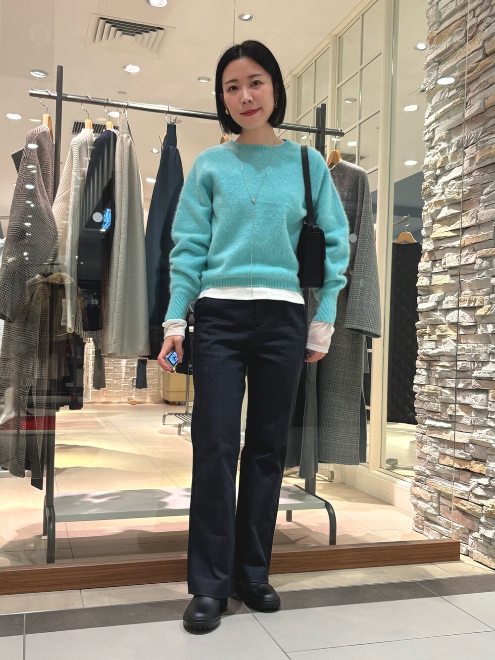 「ファッションを楽しもう、お出かけコーデ、デニム、秋服コーデ、今日のコーデ、シンプルスタイル、キレイめ、ふわふわ、ふわふわニット、ヘアリーニット、グリーン、グリーンニット、シアートップス、レイヤードスタイル、ブラックデニム」|「NOLLEY’Sのフレアーデニム(その他パンツ、ブラック系)」を使った、 nolleys sugimo さん(レディース・159cm)の秋コーディネートの2枚目の写真