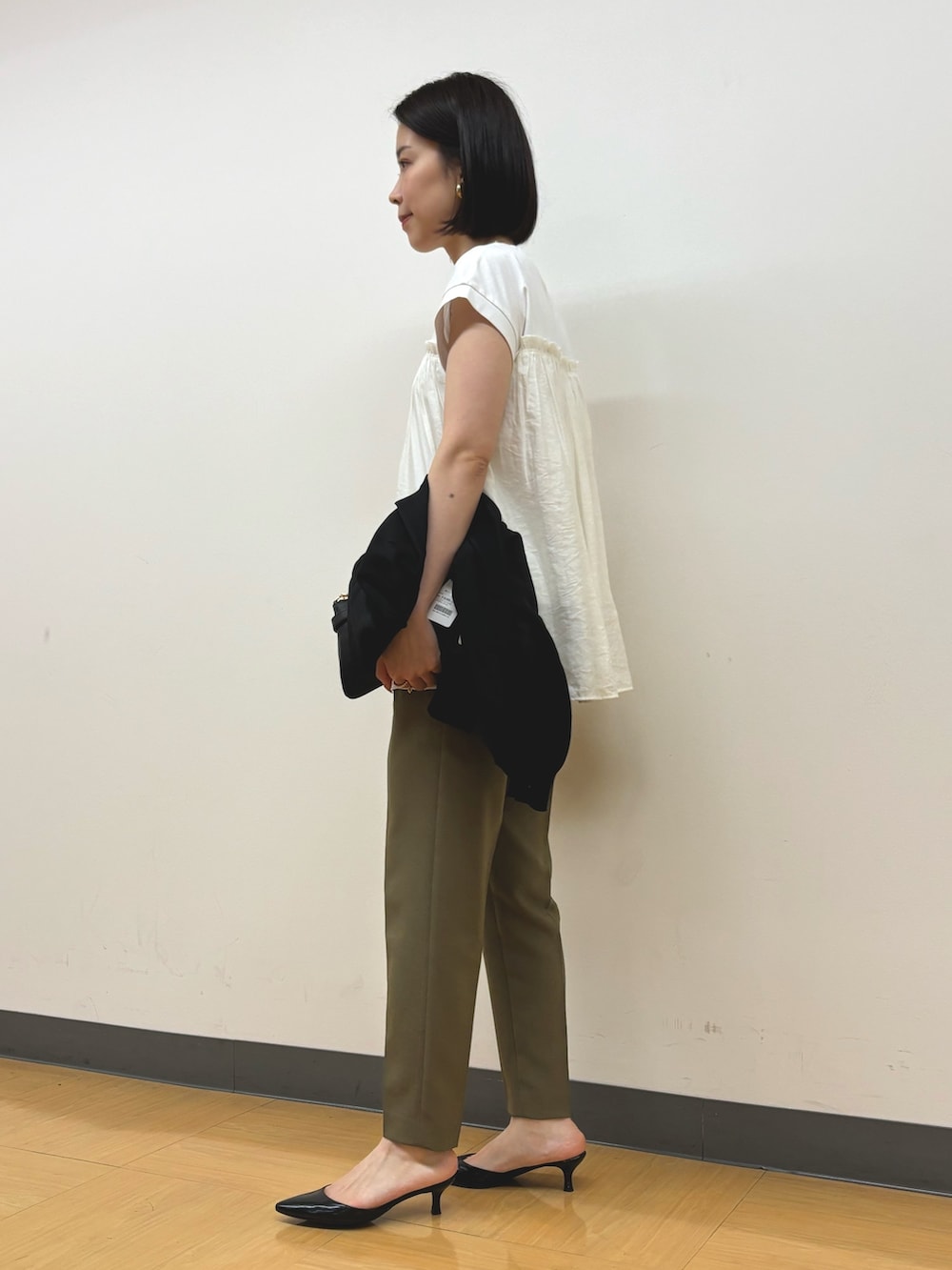 ホワイト系のTシャツ/カットソー、ブラック系のカーディガン/ボレロ、グリーン系のその他パンツを着用したレディースの夏コーディネートの3枚目の写真