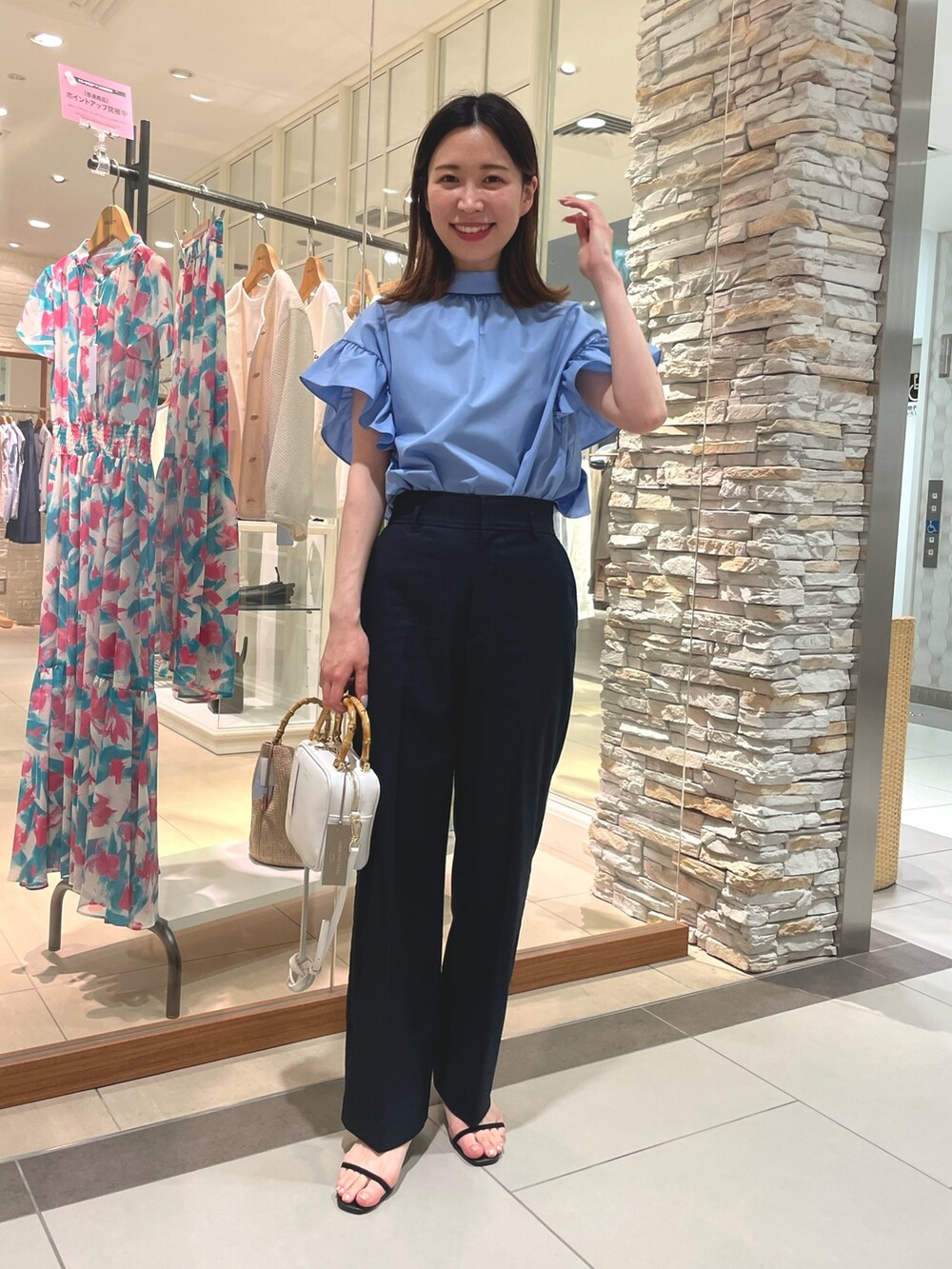 ブルー系のその他パンツ、ブラック系のサンダル、ブルー系のシャツ/ブラウスを着用したレディースの夏コーディネートの2枚目の写真