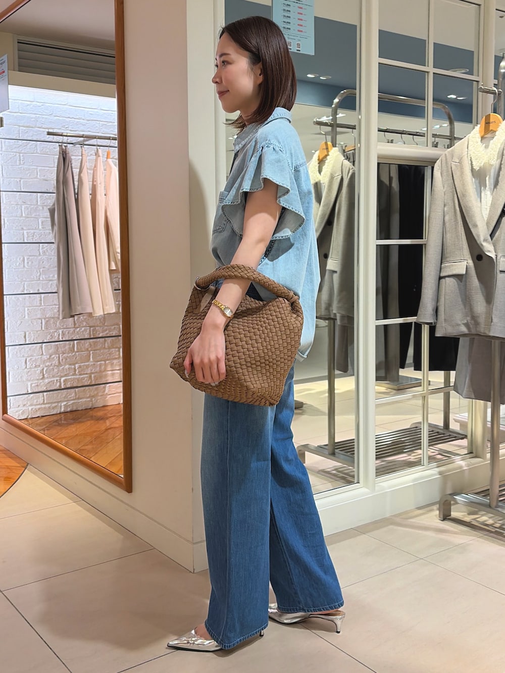 ブルー系のシャツ/ブラウス、ブルー系のその他パンツ、ブラウン系のショルダーバッグを着用したレディースの春コーディネートの3枚目の写真