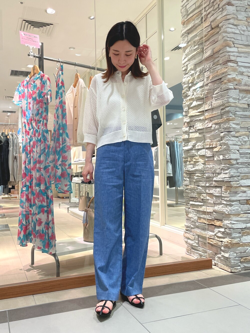 ブルー系のその他パンツ、ホワイト系のタンクトップ、ホワイト系のカーディガン/ボレロを着用したレディースの夏コーディネートの2枚目の写真