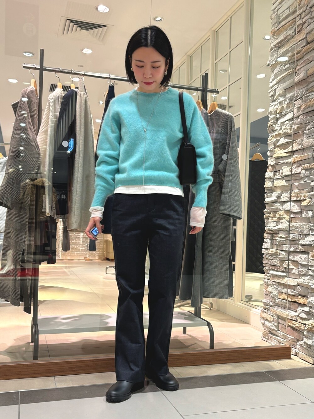 「ファッションを楽しもう、お出かけコーデ、デニム、秋服コーデ、今日のコーデ、シンプルスタイル、キレイめ、ふわふわ、ふわふわニット、ヘアリーニット、グリーン、グリーンニット、シアートップス、レイヤードスタイル、ブラックデニム」|「NOLLEY’Sのフレアーデニム(その他パンツ、ブラック系)」を使った、 nolleys sugimo さん(レディース・159cm)の秋コーディネートの3枚目の写真