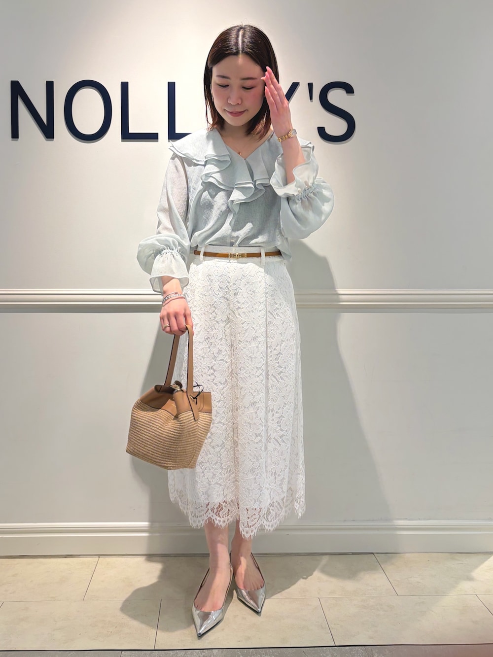 グリーン系のシャツ/ブラウス、ホワイト系のその他パンツ、ベージュ系のショルダーバッグを着用したレディースの冬コーディネートの2枚目の写真