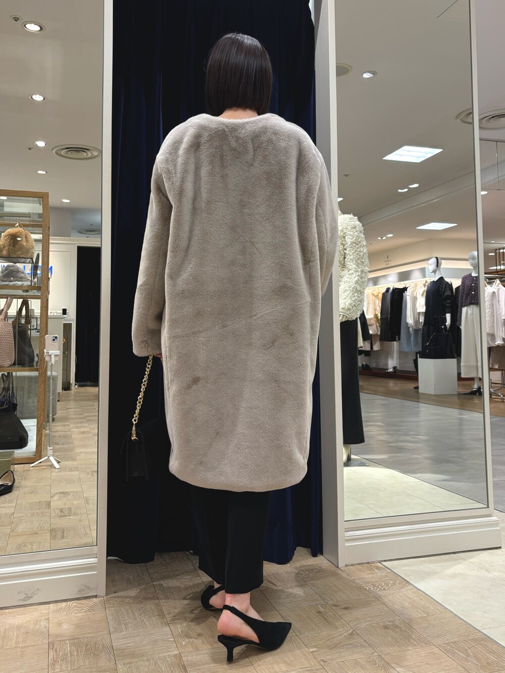 「おしゃ見えテクニック、秋コーデ、休日スタイル、秋服、お出かけコーデ、パンツスタイル、シンプルスタイル、TATRAS、タトラス、ファー、ファーコート、テーパードパンツ、きれいめカジュアル、きれいめコーディネート」｜「NOLLEY’Sのメタルポイントショルダーバッグ（ショルダーバッグ、ブラック系）」を使った、 nolleys   sugimo  さん（レディース・159cm）の秋コーディネートの4枚目の写真