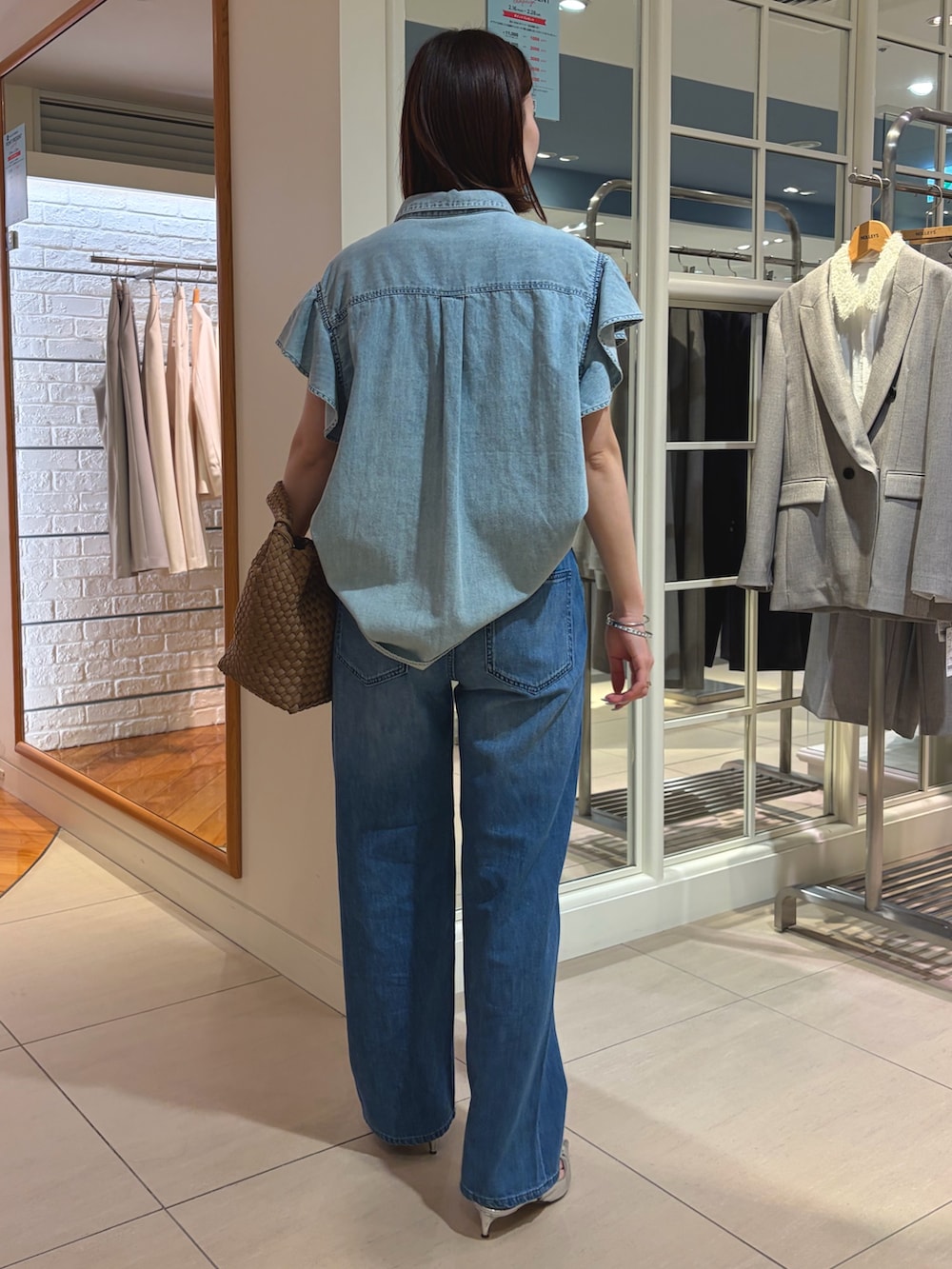 ブルー系のシャツ/ブラウス、ブルー系のその他パンツ、ブラウン系のショルダーバッグを着用したレディースの春コーディネートの4枚目の写真