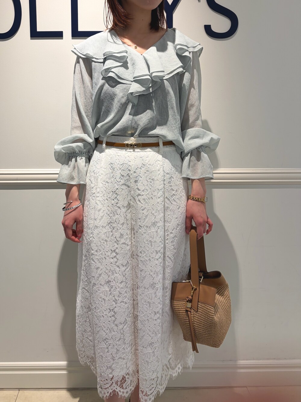 グリーン系のシャツ/ブラウス、ホワイト系のその他パンツ、ベージュ系のショルダーバッグを着用したレディースの冬コーディネートの5枚目の写真