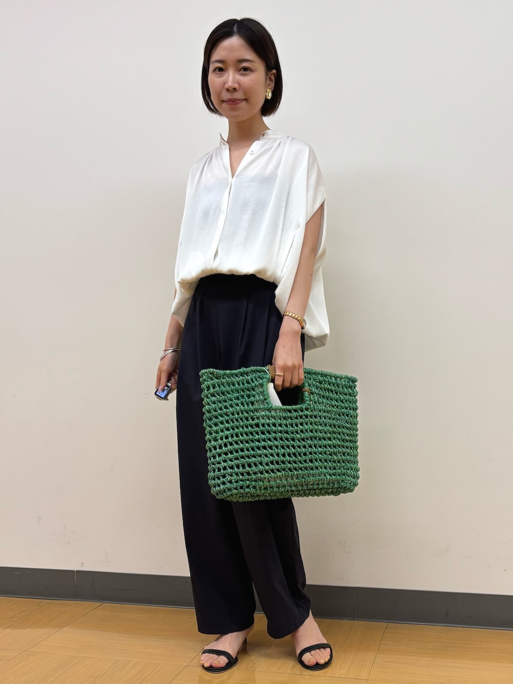グリーン系のかごバッグ、ブルー系のその他パンツ、ホワイト系のシャツ/ブラウスを着用したレディースの夏コーディネートの2枚目の写真