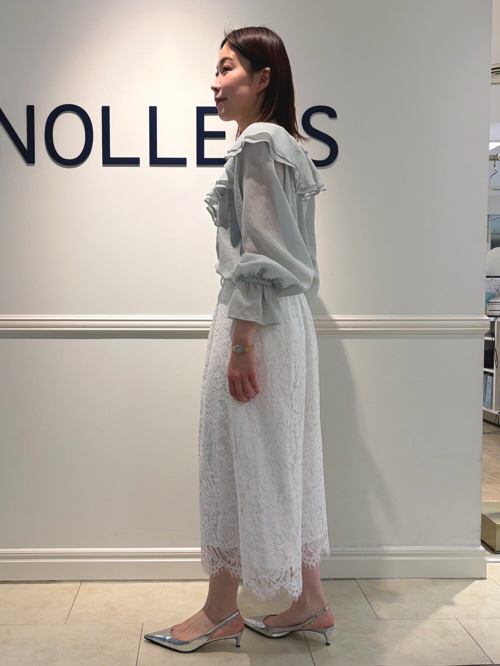 グリーン系のシャツ/ブラウス、ホワイト系のその他パンツ、ベージュ系のショルダーバッグを着用したレディースの冬コーディネートの3枚目の写真