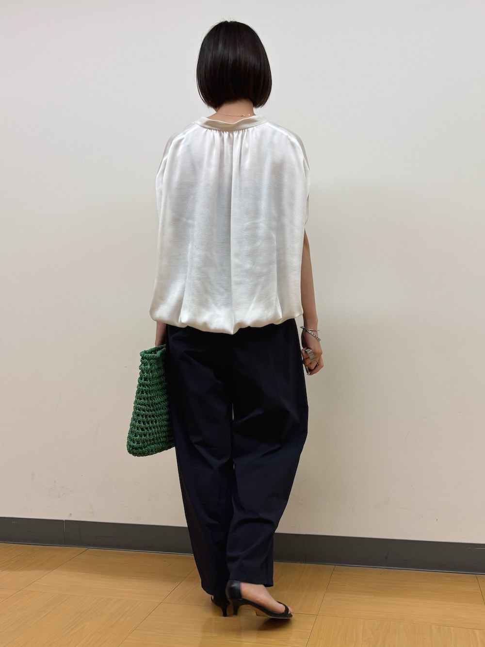 グリーン系のかごバッグ、ブルー系のその他パンツ、ホワイト系のシャツ/ブラウスを着用したレディースの夏コーディネートの4枚目の写真