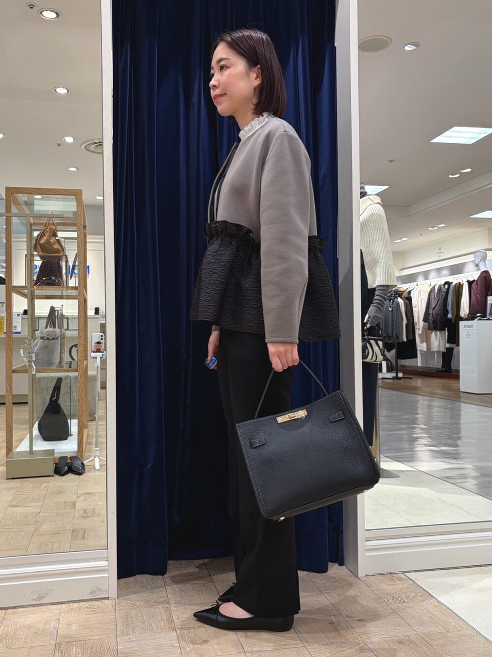 グリーン系のブルゾン、ホワイト系のシャツ/ブラウス、ブラック系のその他パンツを着用したレディースの秋コーディネートの3枚目の写真