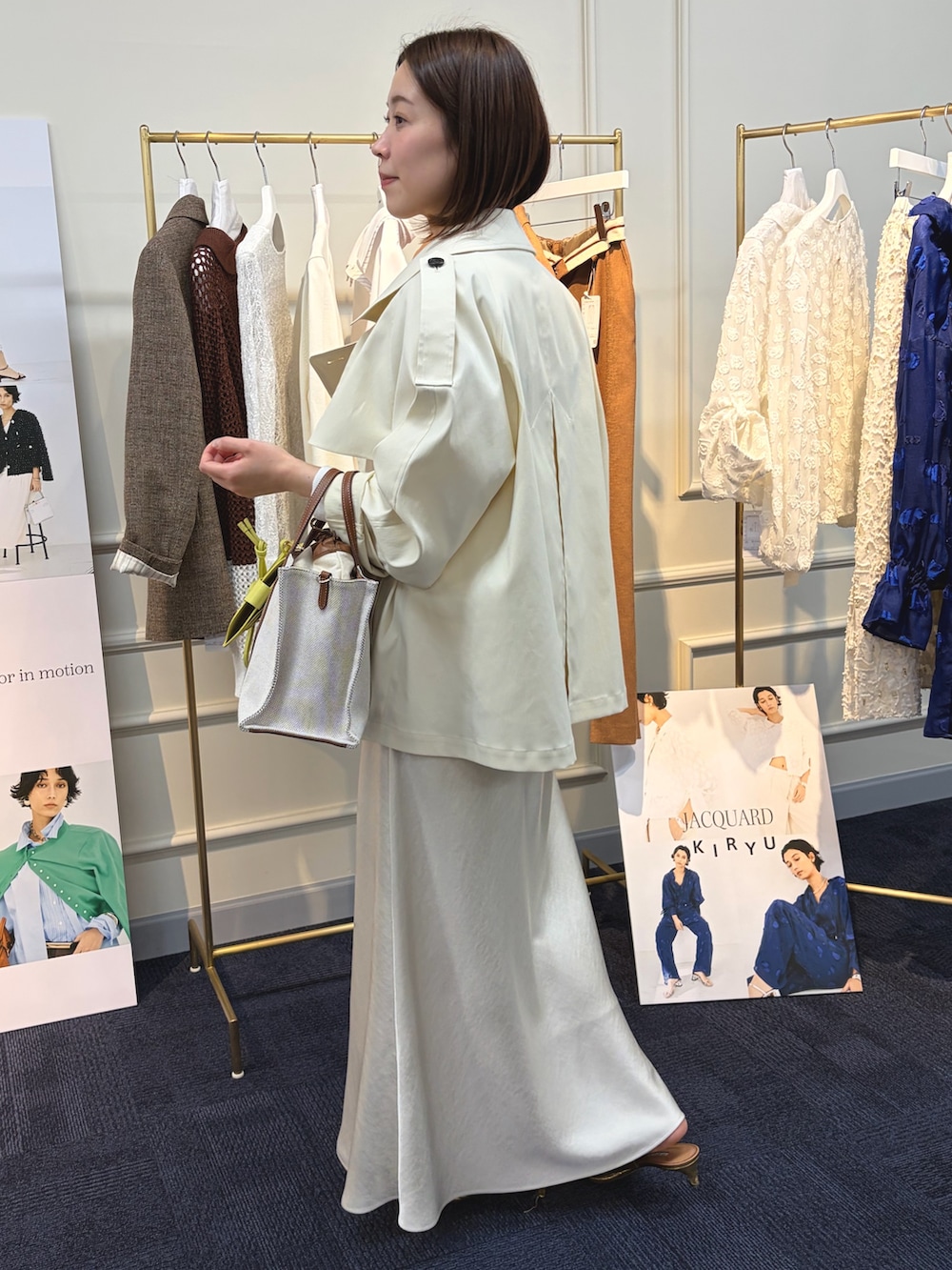 ホワイト系のスカート、ホワイト系のブルゾン、ホワイト系のカーディガン/ボレロを着用したレディースの冬コーディネートの3枚目の写真