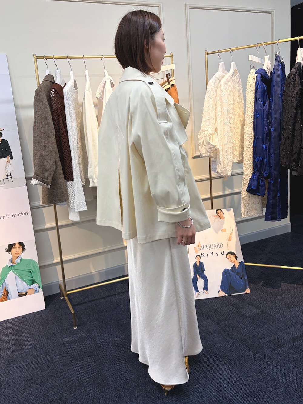 ホワイト系のスカート、ホワイト系のブルゾン、ホワイト系のカーディガン/ボレロを着用したレディースの冬コーディネートの4枚目の写真