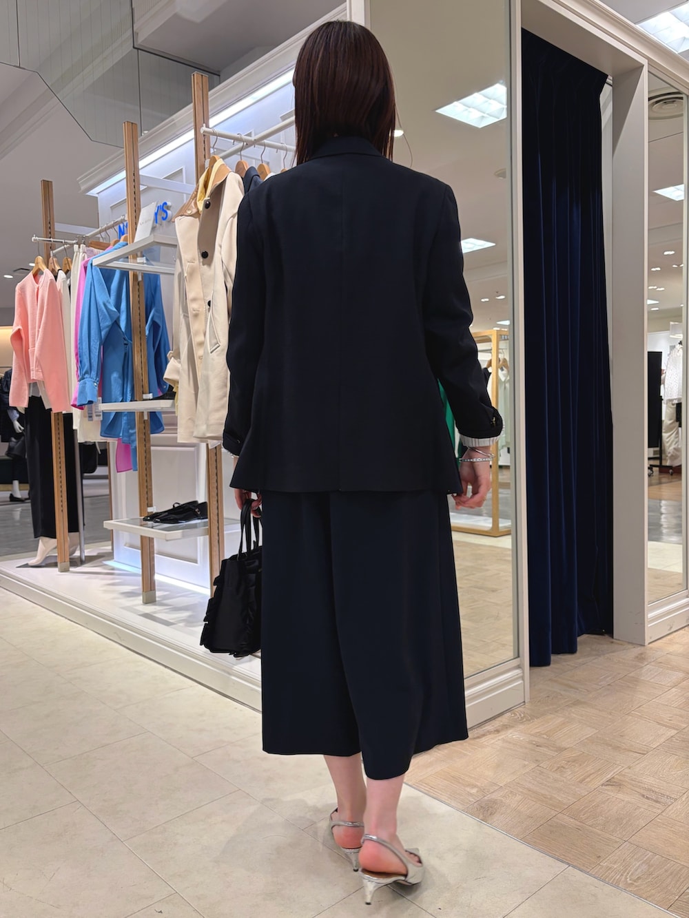 ブルー系のテーラードジャケット、ブルー系のその他パンツ、ホワイト系のシャツ/ブラウスを着用したレディースの春コーディネートの5枚目の写真