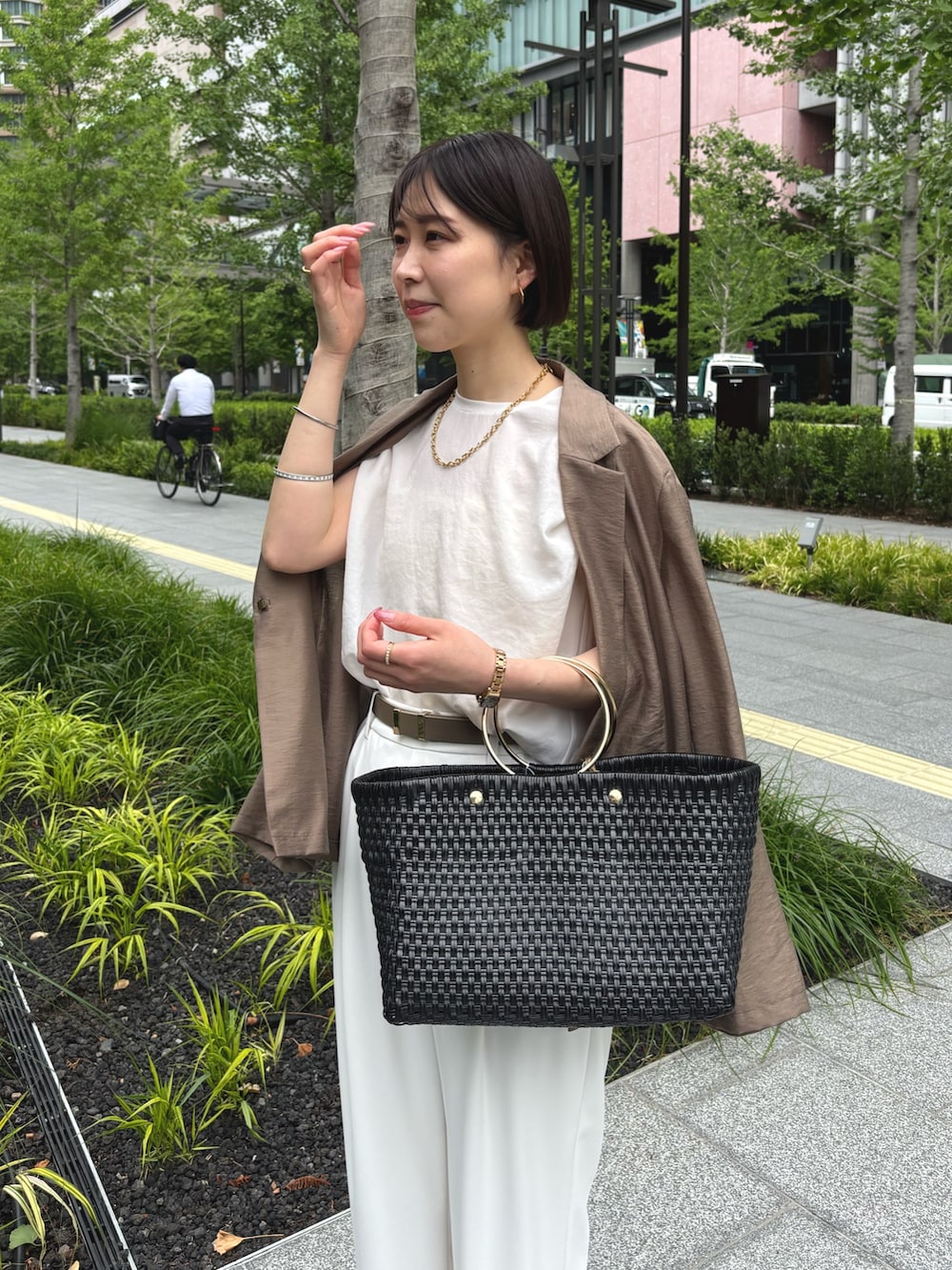 ホワイト系のその他パンツ、ブラック系のかごバッグ、ホワイト系のシャツ/ブラウスを着用したレディースの夏コーディネートの6枚目の写真