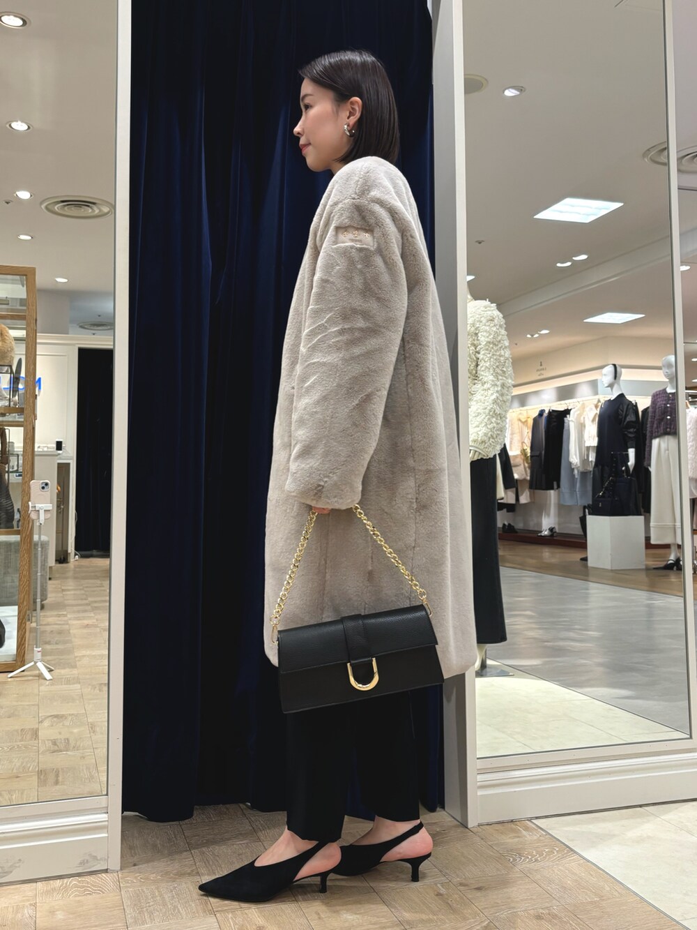 「おしゃ見えテクニック、秋コーデ、休日スタイル、秋服、お出かけコーデ、パンツスタイル、シンプルスタイル、TATRAS、タトラス、ファー、ファーコート、テーパードパンツ、きれいめカジュアル、きれいめコーディネート」｜「NOLLEY’Sのメタルポイントショルダーバッグ（ショルダーバッグ、ブラック系）」を使った、 nolleys   sugimo  さん（レディース・159cm）の秋コーディネートの3枚目の写真