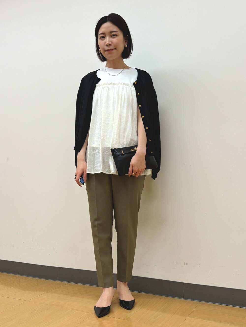 ホワイト系のTシャツ/カットソー、ブラック系のカーディガン/ボレロ、グリーン系のその他パンツを着用したレディースの夏コーディネートの5枚目の写真